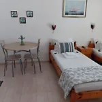 студиа мансарда ненови Apartment Pomorie